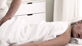 Masseur seduces Hot bimbo Ivey Passion