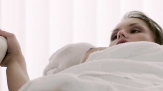 Masseur seduces Hot bimbo Ivey Passion