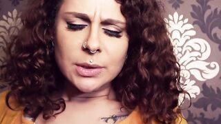 Pierced bimbo arranges an anal date