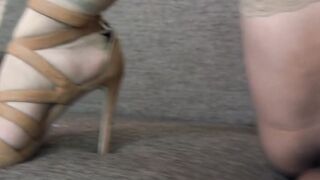 Pretty mom Jenna Joy into an anal affair