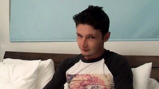 Sexy twink Damon Archer strokes his cock and fingers his hungry ass in the room fille