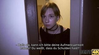 DEBT4k. Mann kommt zum jugendlichen russischen Schuldner und bohrt shaved rasierte Muschi