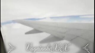 Vídeo completo Miss bumbum Flávia Tamayo no avião fazendo travessuras e vindo para São Paulo cheia de tesão pra foder gostoso gozou duas vezes no meu pau Pamela Pantera e Vagninho
