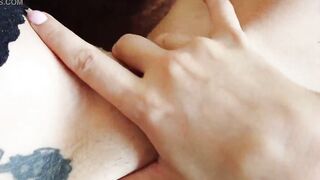 Hot cougar into green shirt and tights brings herself to real orgasm