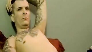 Tattooed amateur sucked skillfully by mature cum loving gay