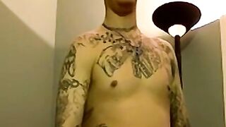 Tattooed amateur sucked skillfully by mature cum loving gay