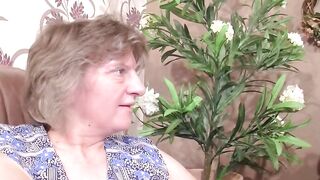 Lonely old woman gets to screwed inside a 3 way