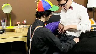 Nerdy guy with glasses sucked off before bareback sex