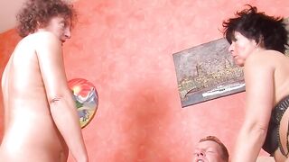 2 housewives fucked off their debts at the 3er