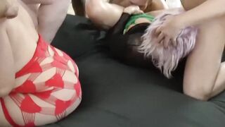 For a gangbang, UK GILF invites her curvaceous girlfriends