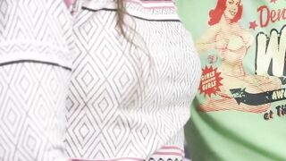 Sexsual dark haired Goddess sucking off penis