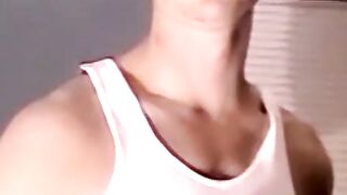 Amateur masturbator Pearl comes hard after solo session