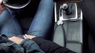 Amateur wench give oral sex to the driver