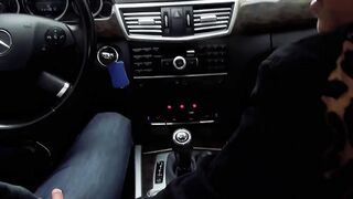 Amateur wench give oral sex to the driver