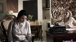 milf psychologist Nicky Thorne DPed with a long penis and a long vibrator