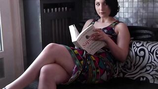 Hot dark haired slag give bj under table