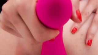 Sexsual babe fucking her pink vibrators to orgasm