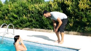 Amateur women loves sex into the pool