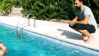 Amateur women loves sex into the pool