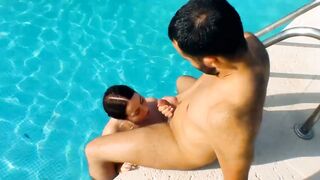 Amateur women loves sex into the pool