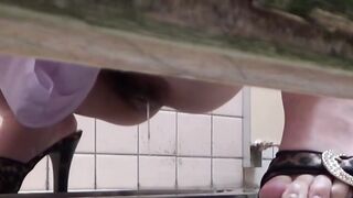 Gorgeous Asian ladies caught on camera while pissing in car