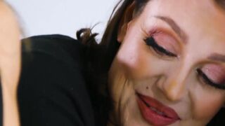 Vera King and Sovereign Syre use butt plugs and lick pussies