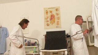 Specialist doctors heal a women with cum
