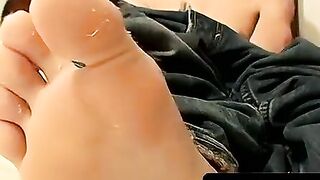ToesXXX.com - Blinx's smooth soles and toe curling foot fetish fun