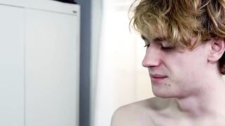 Hunk doctor Beaux Matthews uses his cum serum to keep twink Skylar Finch looking youn