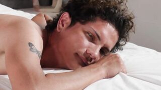 Pretty stud Isaac Muller sucks Jacobs enormous dick outdoor
