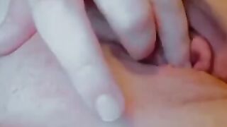 Chunky Hot masturbate her chubby snatch !
