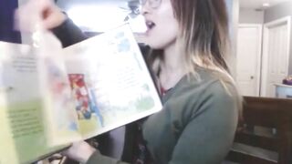 Webcam cunt with mouth Nicole Pearl Tries Reading Out Noisy