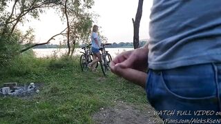 Unfamiliar bimbos was not scared and decided to jerkoff a penis
