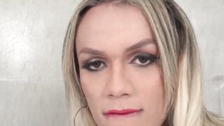 Glamorous tranny teaser fiddles ass and wanking solo
