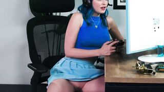 GIRLSWAY - Turned On Charly Summer Helps Her Gamer Roommate Jewelz Blu to Focus by Eating Her Cunt