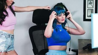 GIRLSWAY - Turned On Charly Summer Helps Her Gamer Roommate Jewelz Blu to Focus by Eating Her Cunt