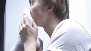 GuysToeSucking.com - Cute homo worships feet and licks them passionately