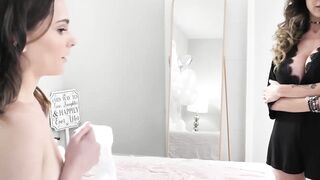 Future mother in law Mckenzie Lee wants me to cum by rubbing my clit violently