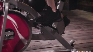 Brazzers - Competitive MILFs Ariella Ferrera, Reagan Foxx go Bj to Oral Sex inside this Goddess, Sweaty Spin-