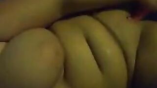 Geile Maus fickt sich mit Vibrator zum Orgasmus