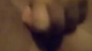 Geile Maus fickt sich mit Vibrator zum Orgasmus