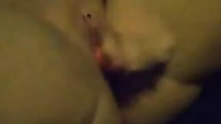 Geile Maus fickt sich mit Vibrator zum Orgasmus