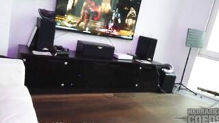 sexy gamer women letting camera bimbos play with her vagina