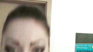 Schwester holt ihm einen runter - Sex Toy am Schwanz