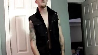 JoeSchmoeXXX.com - Nerdy tattooed amateur gay dude drills deep into black asshole