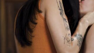 Lesbian babe Vanessa Sky seduces innocent stepsister Leana Lovings