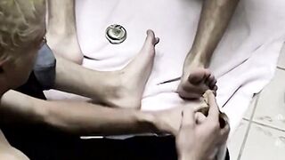 Straight guys Evan Heinze and Ian Madrox put on a little sexy foot show