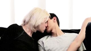 Bareback threesome with twinks ends with big cumshot