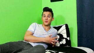 Twink Andy Taylor inserts dildo and wanks off until cumming