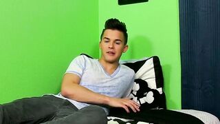 Twink Andy Taylor inserts dildo and wanks off until cumming